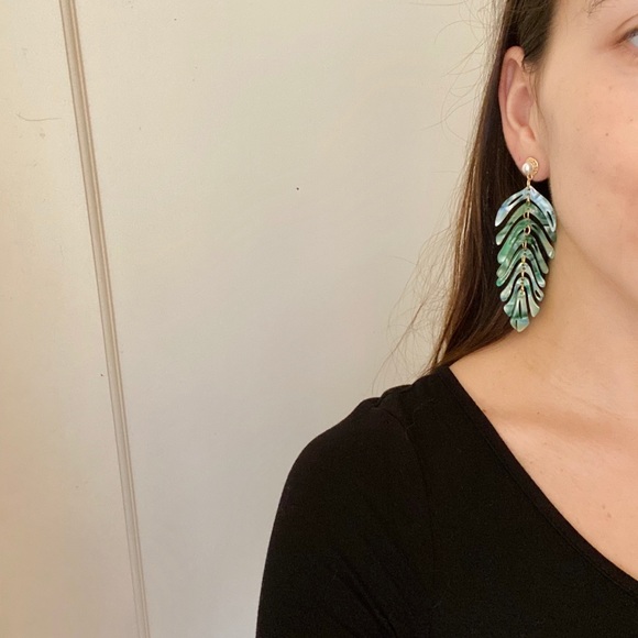 3/$30🖤 Green Acrylic Fern Leaf Pearl Earring Set - Picture 11 of 11